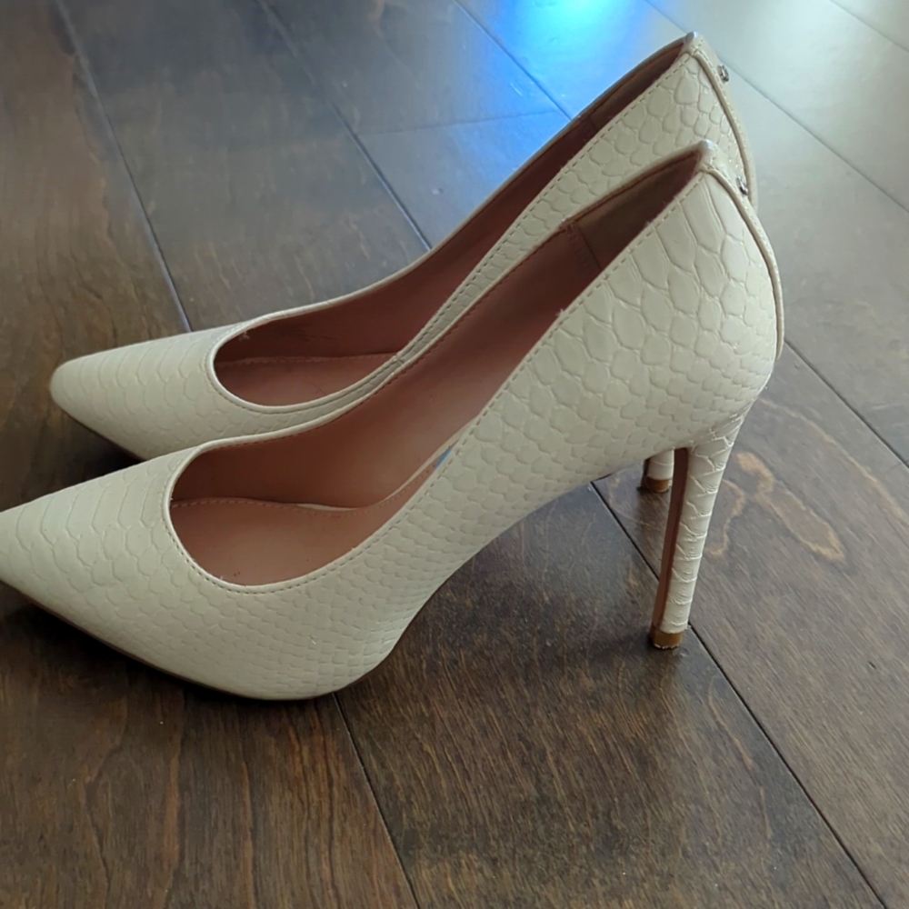 BCBG GENERATION HEIDI KIDSKIN HEELS IN OFFWHiTE